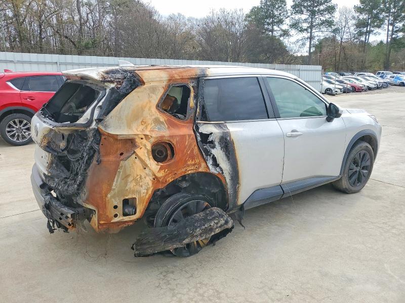2022 Nissan Rogue VIN 5N1BT3BAXNC693023 COPART salvage auction — BURN, SC - CERT OF TITLE-SALVAGE FIRE, sold $250 on 2026-07-03 (photo 3)