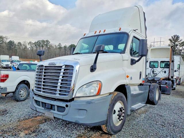 2016 Freightliner All other VIN 1FUBGEDV0GLHC5749 COPART salvage auction — MINOR DENT/SCRATCHES, IN - CERTIFICATE OF TITLE, sold $5,000 on 2026-09-02 (photo 9)