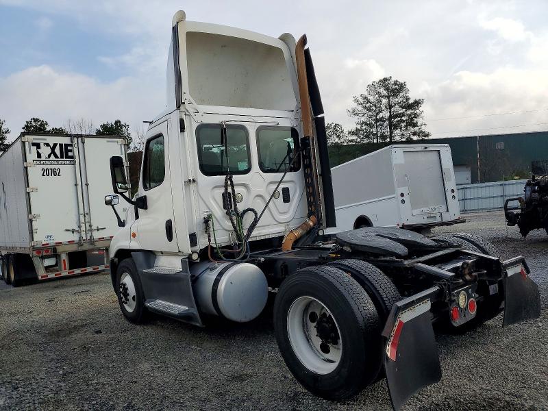 2016 Freightliner Cascadia 125 VIN 1FUBGEDV7GLHC5750 COPART salvage auction — MINOR DENT/SCRATCHES, ME - CERTIFICATE OF TITLE, sold $5,000 on 2026-07-29 (photo 3)