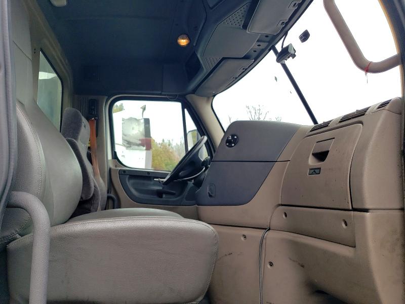 2016 Freightliner Cascadia 125 VIN 1FUBGEDV3GLHC5647 COPART salvage auction — MINOR DENT/SCRATCHES, IN - CERTIFICATE OF TITLE, sold $5,000 on 2026-07-28 (photo 5)