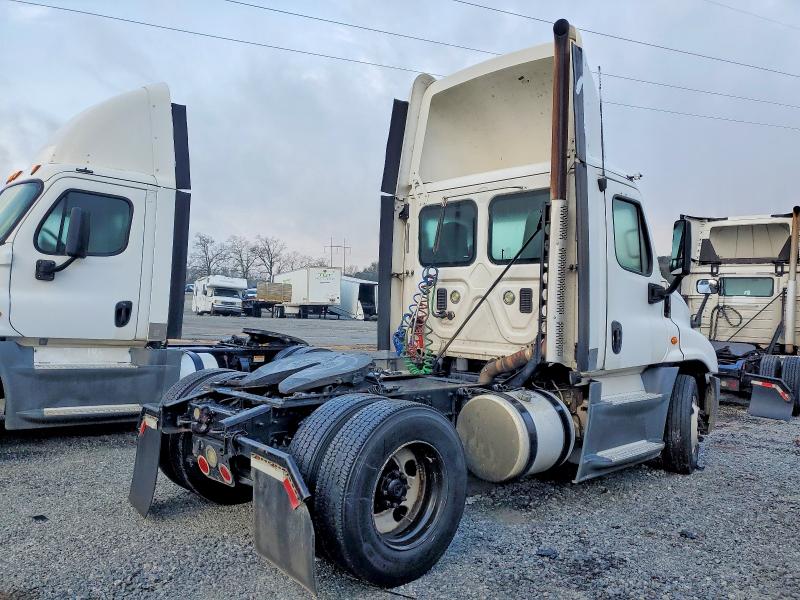 2016 Freightliner All other VIN 1FUBGEDV9GLHC5748 COPART salvage auction — MINOR DENT/SCRATCHES, IN - CERTIFICATE OF TITLE, sold $5,000 on 2026-07-29 (photo 4)