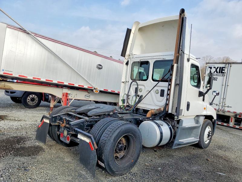 2016 Freightliner Cascadia 125 VIN 1FUBGEDV7GLHC5750 COPART salvage auction — MINOR DENT/SCRATCHES, ME - CERTIFICATE OF TITLE, sold $5,000 on 2026-07-29 (photo 4)