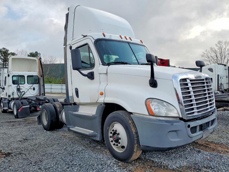 2016 Freightliner All other VIN 1FUBGEDV0GLHC5749 COPART salvage auction — MINOR DENT/SCRATCHES, IN - CERTIFICATE OF TITLE, sold $5,000 on 2026-07-27 (photo 1)