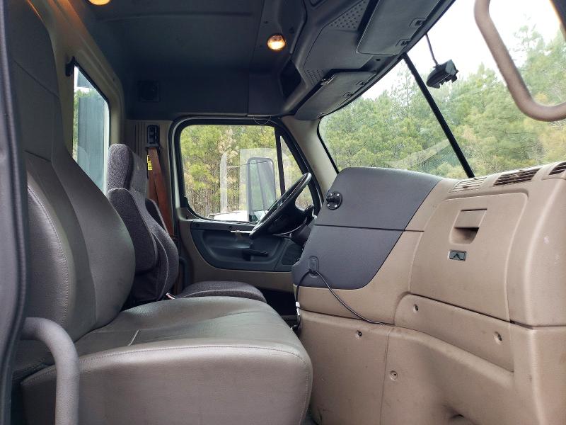 2016 Freightliner Cascadia 125 VIN 1FUBGEDV7GLHC5652 COPART salvage auction — MINOR DENT/SCRATCHES, IN - CERTIFICATE OF TITLE, sold $5,000 on 2026-07-27 (photo 5)