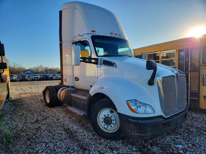 2016 Kenworth All other VIN 1XKYA48X7GJ496593 COPART salvage auction — NORMAL WEAR, IN - CERTIFICATE OF TITLE, sold $7,000 on 2026-07-29 (photo 1)