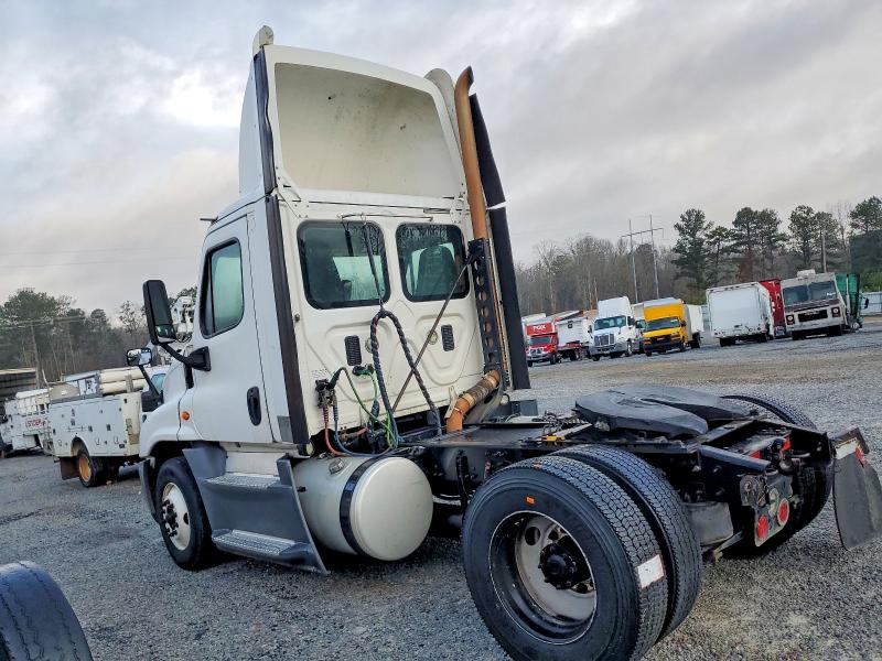2016 Freightliner All other VIN 1FUBGEDV6GLHC5822 COPART salvage auction — MINOR DENT/SCRATCHES, IN - CERTIFICATE OF TITLE, sold $5,000 on 2026-08-17 (photo 3)