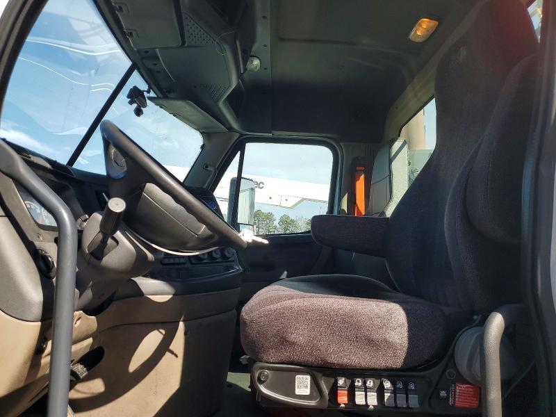 2016 Freightliner All other VIN 1FUBGEDV3GLHC5616 COPART salvage auction — MINOR DENT/SCRATCHES, IN - CERTIFICATE OF TITLE, sold $5,000 on 2026-07-29 (photo 5)