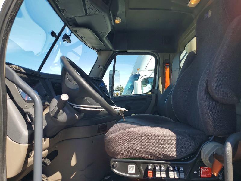 2016 Freightliner All other VIN 1FUBGEDV9GLHC5748 COPART salvage auction — MINOR DENT/SCRATCHES, IN - CERTIFICATE OF TITLE, sold $5,000 on 2026-07-27 (photo 5)