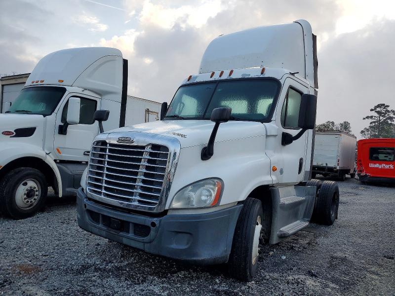 2016 Freightliner All other VIN 1FUBGEDV9GLHC5748 COPART salvage auction — MINOR DENT/SCRATCHES, IN - CERTIFICATE OF TITLE, sold $5,000 on 2026-07-29 (photo 2)