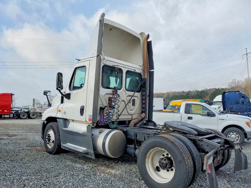 2016 Freightliner All other VIN 1FUBGEDV0GLHC5749 COPART salvage auction — MINOR DENT/SCRATCHES, IN - CERTIFICATE OF TITLE, sold $5,000 on 2026-07-29 (photo 3)