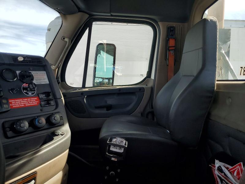 2014 Freightliner All models VIN 1FUBGEDV4ELFW8390 COPART salvage auction — NORMAL WEAR, IN - CERTIFICATE OF TITLE, sold $5,000 on 2026-07-29 (photo 5)