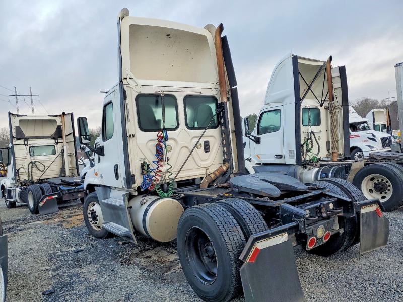 2016 Freightliner All other VIN 1FUBGEDV9GLHC5748 COPART salvage auction — MINOR DENT/SCRATCHES, IN - CERTIFICATE OF TITLE, sold $5,000 on 2026-07-29 (photo 3)