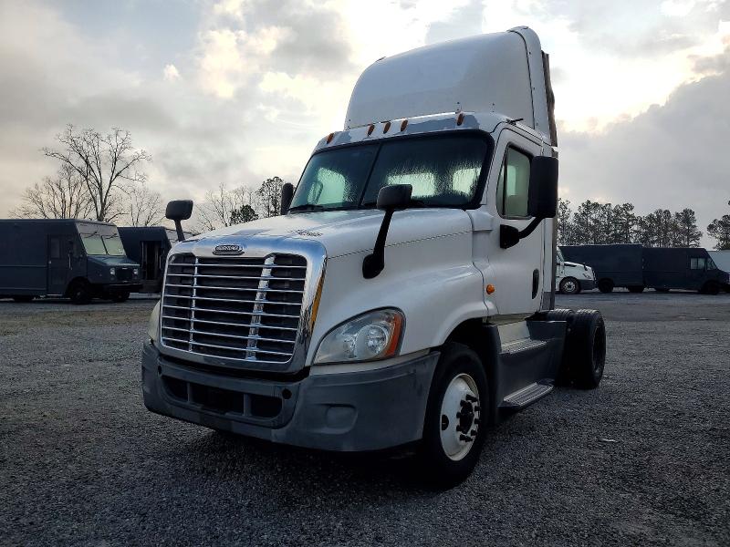 2016 Freightliner All other VIN 1FUBGEDV6GLHC5822 COPART salvage auction — MINOR DENT/SCRATCHES, IN - CERTIFICATE OF TITLE, sold $5,000 on 2026-08-17 (photo 2)