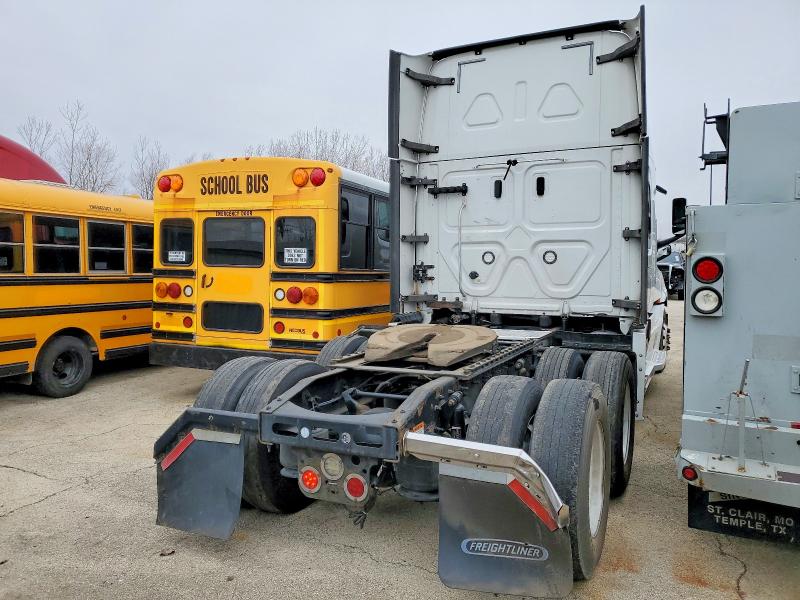 2019 Freigliner All other VIN 3AKJHHDR6KSKF5928 COPART salvage auction — NORMAL WEAR, PA - CERT OF TITLE, sold $24,500 on 2026-07-28 (photo 4)