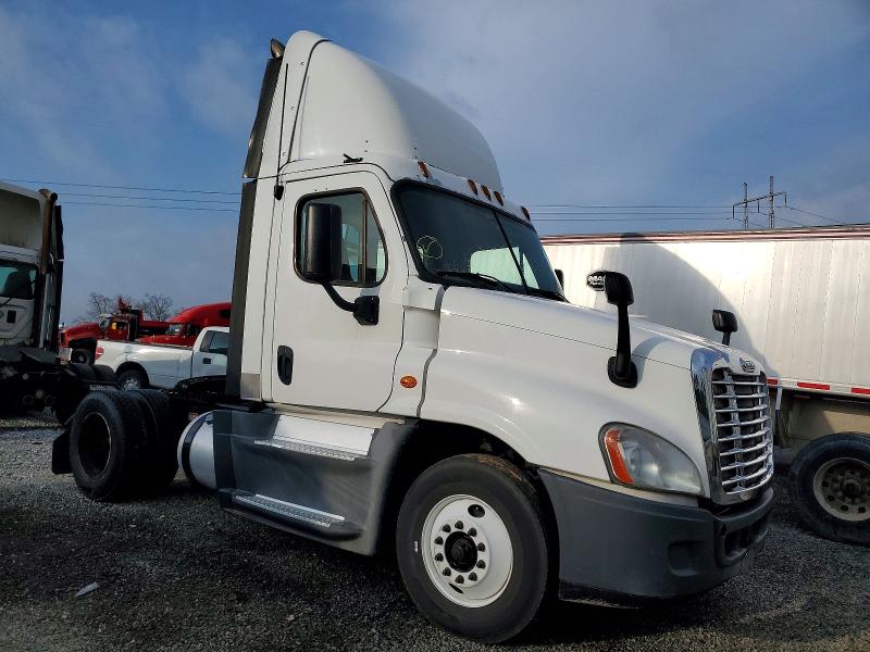 2016 Freightliner Cascadia 125 VIN 1FUBGEDV7GLHC5750 COPART salvage auction — MINOR DENT/SCRATCHES, ME - CERTIFICATE OF TITLE, sold $5,000 on 2026-07-29 (photo 1)