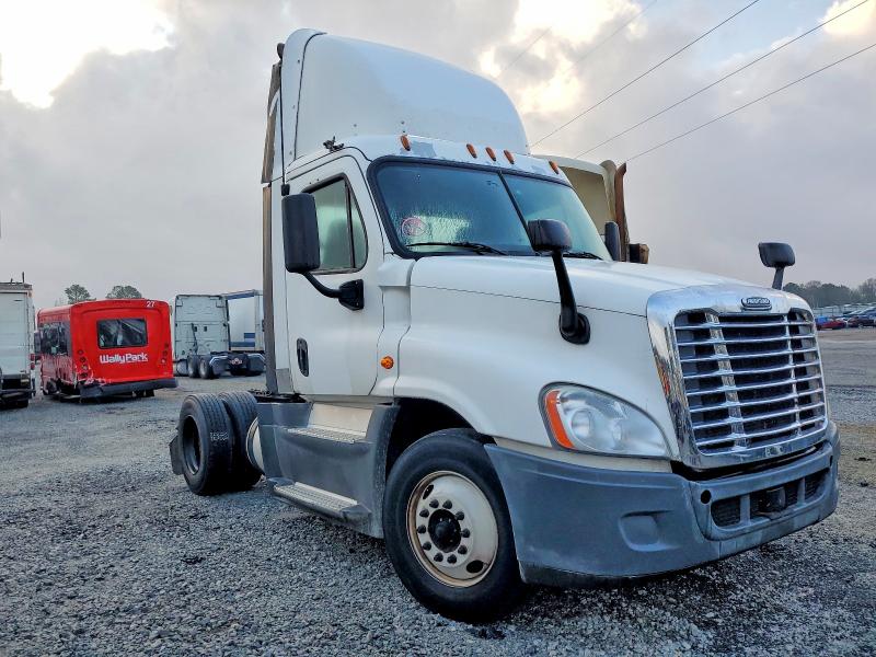 2016 Freightliner All other VIN 1FUBGEDV9GLHC5748 COPART salvage auction — MINOR DENT/SCRATCHES, IN - CERTIFICATE OF TITLE, sold $5,000 on 2026-07-29 (photo 1)