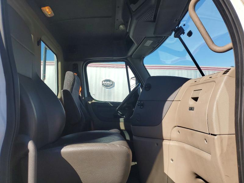 2016 Freightliner Cascadia 125 VIN 1FUBGEDV7GLHC5750 COPART salvage auction — MINOR DENT/SCRATCHES, ME - CERTIFICATE OF TITLE, sold $5,000 on 2026-07-29 (photo 5)