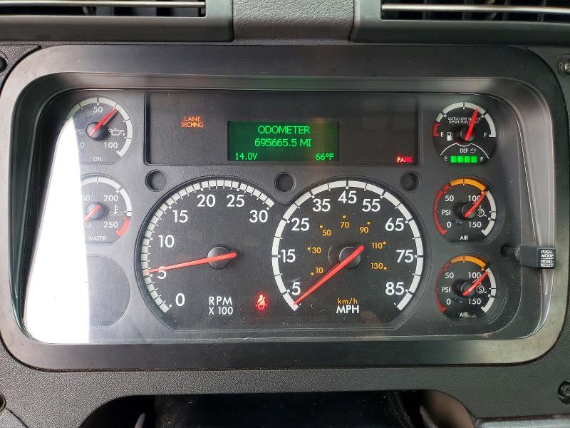 2016 Freightliner Cascadia 125 VIN 1FUBGEDV7GLHC5652 COPART salvage auction — MINOR DENT/SCRATCHES, IN - CERTIFICATE OF TITLE, sold $5,000 on 2026-07-28 (photo 8)