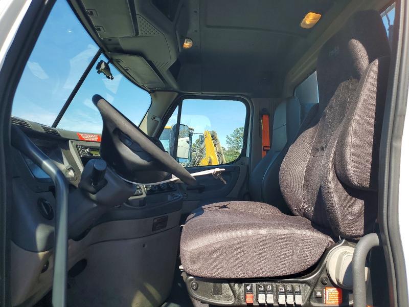 2016 Freightliner All other VIN 1FUBGEDV6GLHC5822 COPART salvage auction — MINOR DENT/SCRATCHES, IN - CERTIFICATE OF TITLE, sold $5,000 on 2026-07-29 (photo 5)