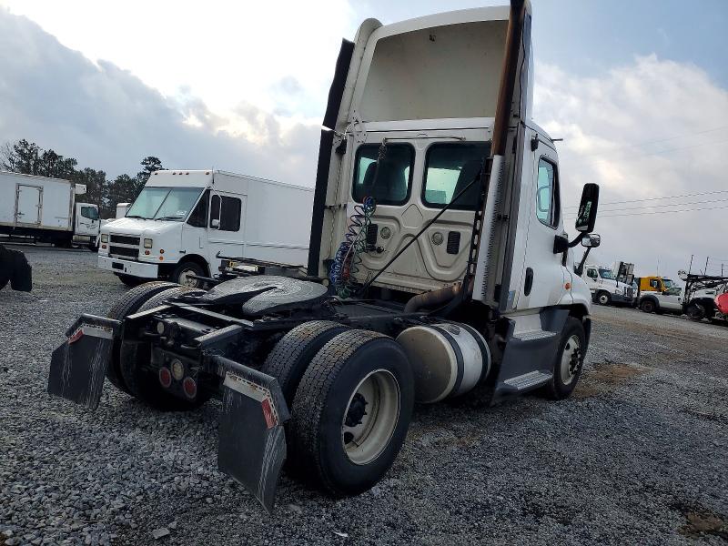 2016 Freightliner All other VIN 1FUBGEDV0GLHC5749 COPART salvage auction — MINOR DENT/SCRATCHES, IN - CERTIFICATE OF TITLE, sold $5,000 on 2026-07-27 (photo 4)