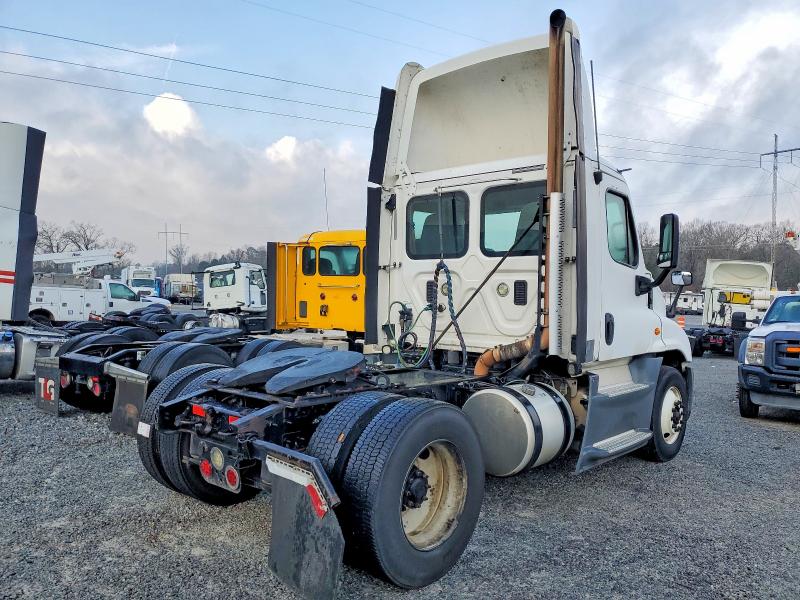 2016 Freightliner All other VIN 1FUBGEDV6GLHC5822 COPART salvage auction — MINOR DENT/SCRATCHES, IN - CERTIFICATE OF TITLE, sold $5,000 on 2026-07-29 (photo 4)
