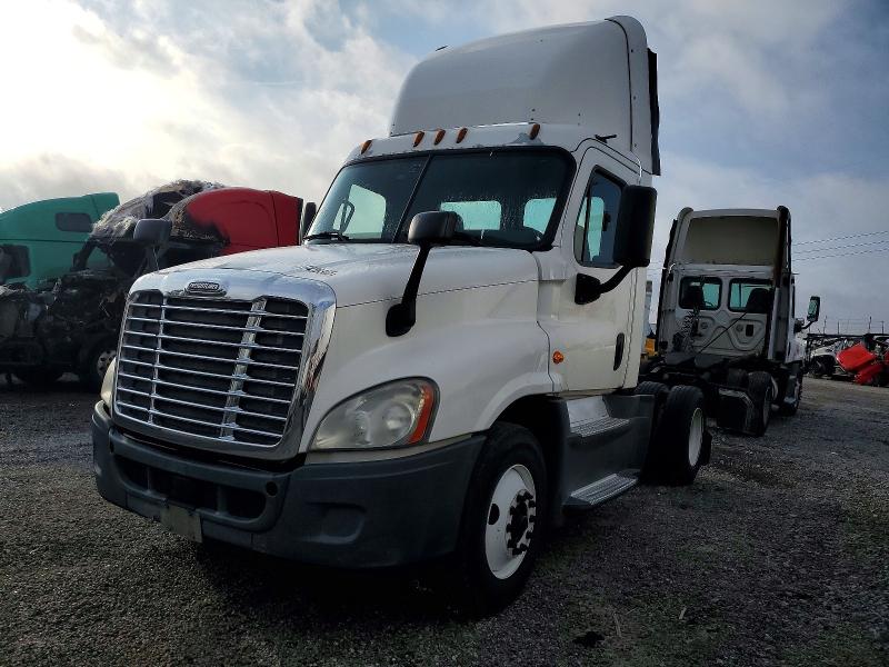2016 Freightliner Cascadia 125 VIN 1FUBGEDV7GLHC5750 COPART salvage auction — MINOR DENT/SCRATCHES, ME - CERTIFICATE OF TITLE, sold $5,000 on 2026-07-29 (photo 2)