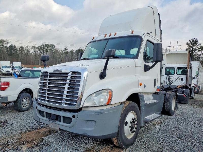 2016 Freightliner All other VIN 1FUBGEDV0GLHC5749 COPART salvage auction — MINOR DENT/SCRATCHES, IN - CERTIFICATE OF TITLE, sold $5,000 on 2026-07-29 (photo 2)