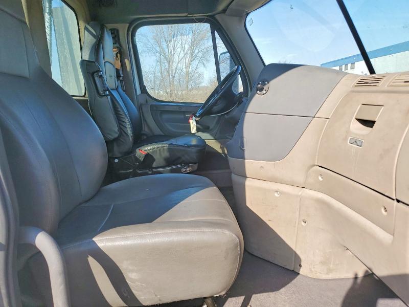 2016 Freightliner All other VIN 1FUBGEDVXGLHC5676 COPART salvage auction — MINOR DENT/SCRATCHES, IN - CERTIFICATE OF TITLE, sold $4,500 on 2026-07-29 (photo 5)