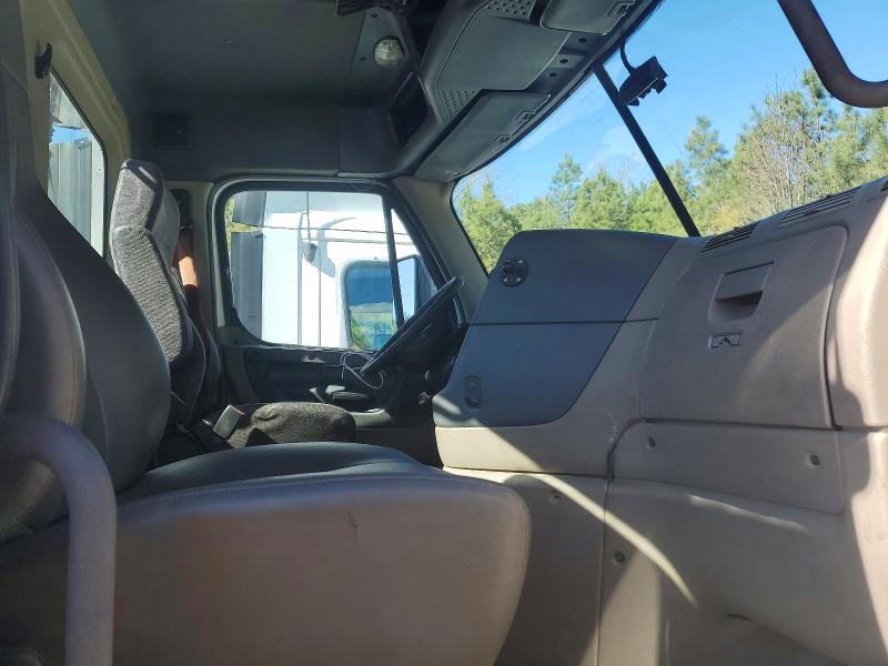 2016 Freightliner Cascadia 125 VIN 1FUBGEDV8GLHC5658 COPART salvage auction — MINOR DENT/SCRATCHES, IN - CERTIFICATE OF TITLE, sold $5,000 on 2026-07-28 (photo 5)