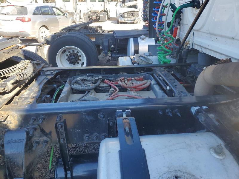 2016 Freightliner Cascadia 125 VIN 1FUBGEDV8GLHC5658 COPART salvage auction — MINOR DENT/SCRATCHES, IN - CERTIFICATE OF TITLE, sold $5,000 on 2026-07-28 (photo 6)