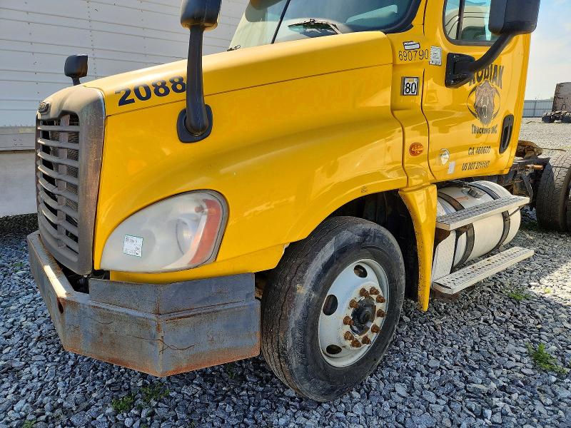 2014 Freightliner All other VIN 3AKBGDDV4ESFZ0422 COPART salvage auction — MINOR DENT/SCRATCHES, DV, sold $2,200 on 2026-07-30 (photo 9)