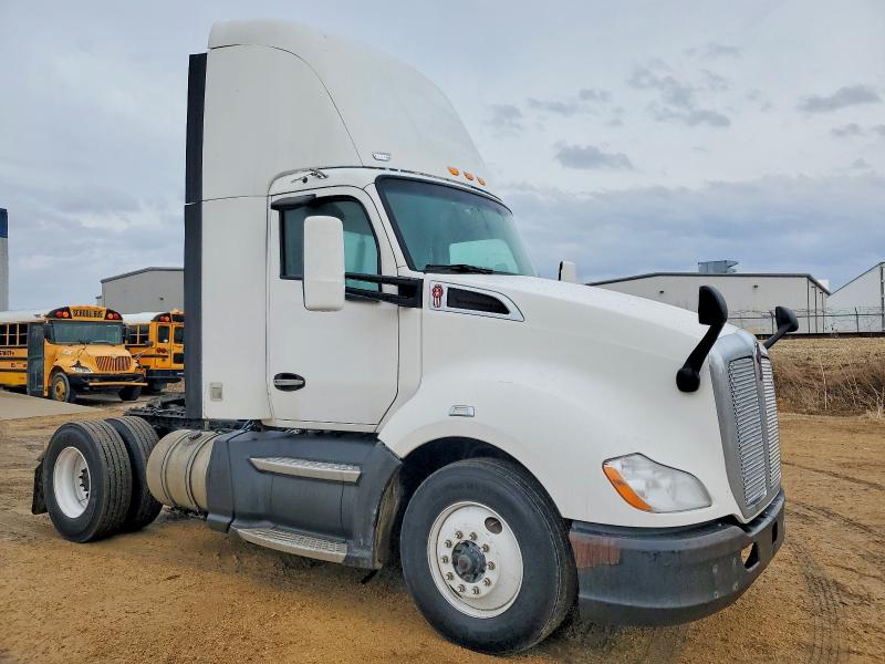 2016 Kenworth All models VIN 1XKYA48X7GJ496335 — COPART salvage auction photo