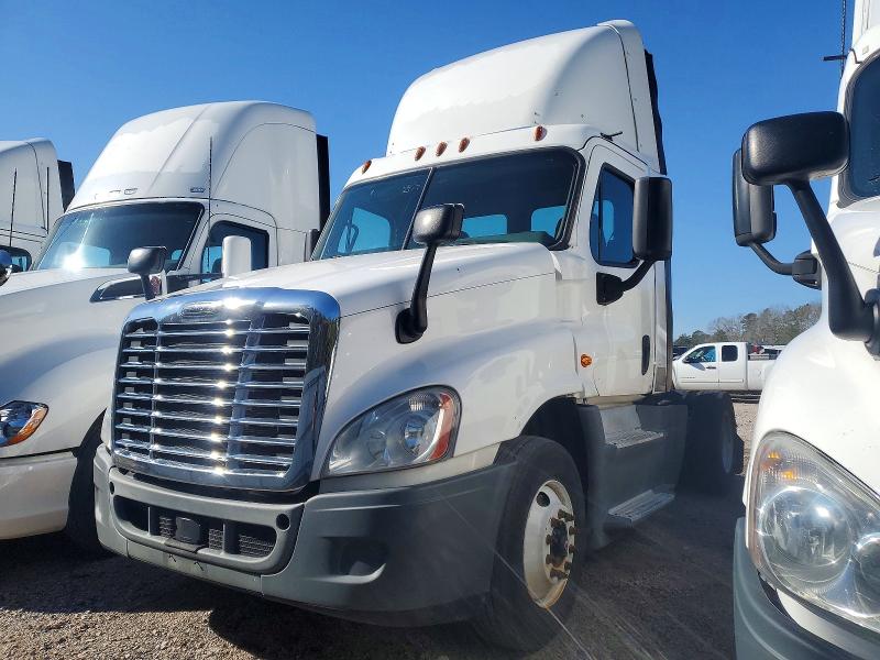 2016 Freightliner Cascadia 125 VIN 1FUBGEDV8GLHC5658 COPART salvage auction — MINOR DENT/SCRATCHES, IN - CERTIFICATE OF TITLE, sold $5,000 on 2026-07-28 (photo 2)