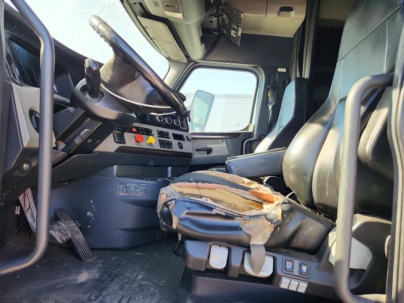 2018 Freigliner All other VIN 3AKJHHDR5JSJP8245 COPART salvage auction — SIDE, CA - DIS/DLR/EXP ONLY CLEAN TITLE, sold $6,000 on 2026-07-30 (photo 5)