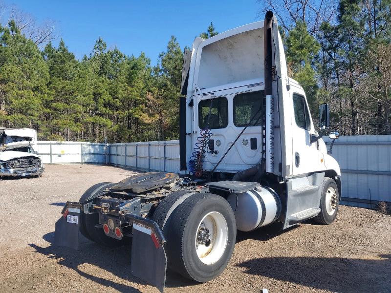2016 Freightliner Cascadia 125 VIN 1FUBGEDV7GLHC5652 COPART salvage auction — MINOR DENT/SCRATCHES, IN - CERTIFICATE OF TITLE, sold $5,000 on 2026-07-27 (photo 4)