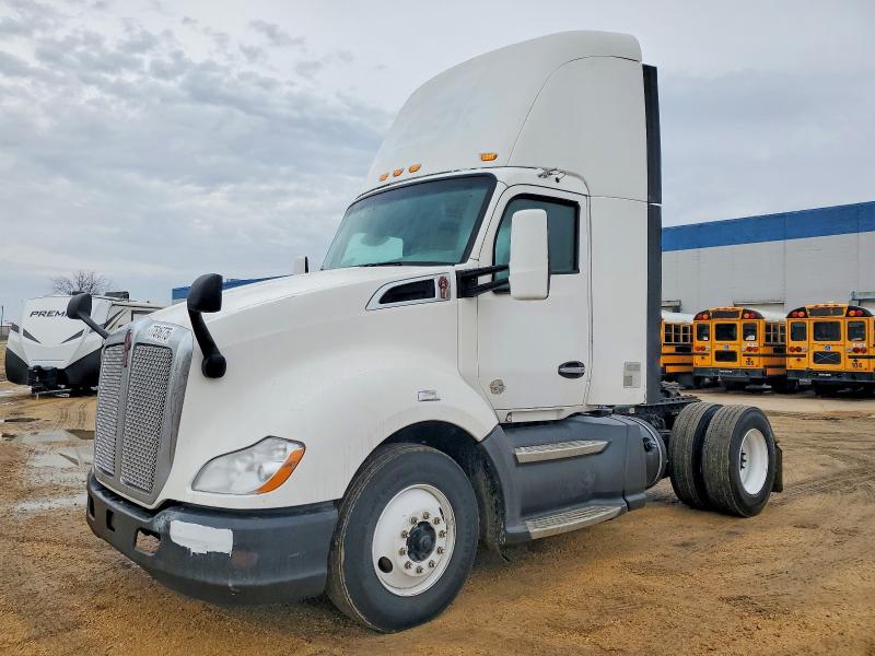 2016 Kenworth All models VIN 1XKYA48X7GJ496335 COPART salvage auction — MINOR DENT/SCRATCHES, CT, sold $6,100 on 2026-07-08 (photo 2)