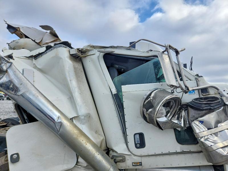 2018 Peterbilt Convention VIN 1NPXGGGG30D498153 COPART salvage auction — ALL OVER, TN - SALVAGE CERTIFICATE, sold $3,900 on 2026-07-09 (photo 5)