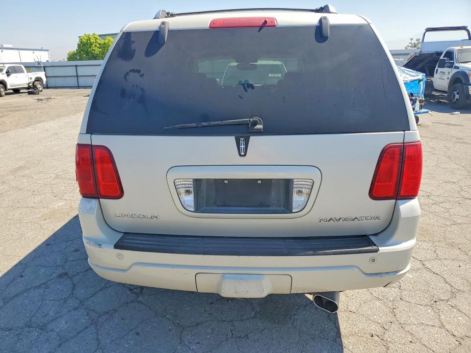 2004 Lincoln townhouse Navigator VIN 5LMFU27R34LJ37915 COPART salvage auction — MINOR DENT/SCRATCHES, CA - DIS/DLR/EXP ONLY CLEAN TITLE (P), sold $500 on 2026-07-27 (photo 6)