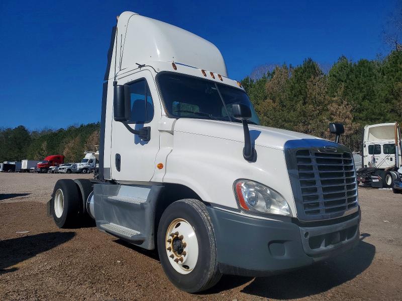 2016 Freightliner Cascadia 125 VIN 1FUBGEDV7GLHC5652 COPART salvage auction — MINOR DENT/SCRATCHES, IN - CERTIFICATE OF TITLE, sold $5,000 on 2026-07-28 (photo 1)