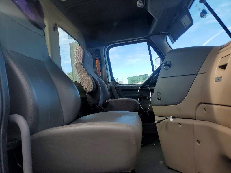 2016 Freightliner Cascadia 125 VIN 1FUBGEDV9GLHC5653 COPART salvage auction — NORMAL WEAR, IN - CERTIFICATE OF TITLE, sold $5,000 on 2026-09-02 (photo 5)