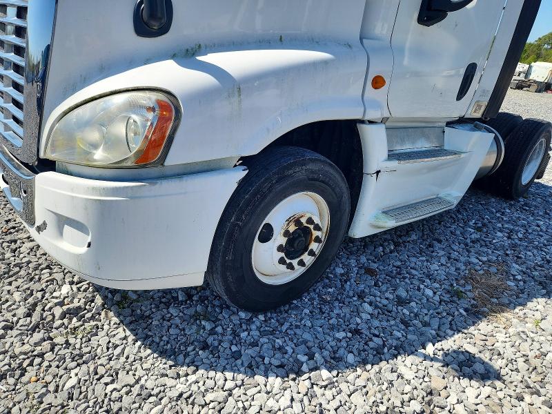 2014 Freightliner All other VIN 1FUBGEDV0ELFT4298 COPART salvage auction — NORMAL WEAR, IN - CERTIFICATE OF TITLE, sold $5,000 on 2026-07-09 (photo 9)