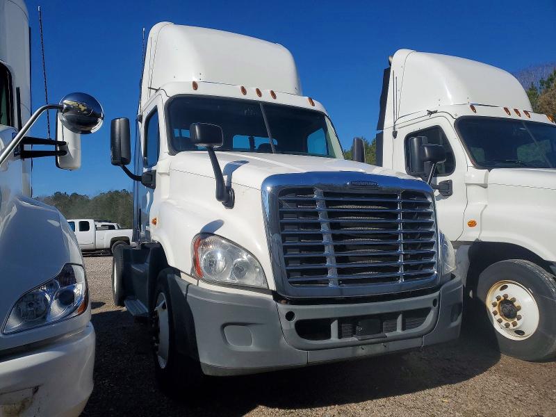 2016 Freightliner Cascadia 125 VIN 1FUBGEDV8GLHC5658 COPART salvage auction — MINOR DENT/SCRATCHES, IN - CERTIFICATE OF TITLE, sold $5,000 on 2026-07-28 (photo 1)