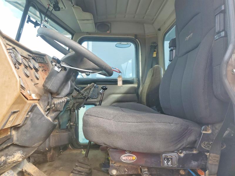 2005 Peterbilt tractor All models VIN 2NPLHZ7X55M865353 COPART salvage auction — FRONT END, CY, sold $2,600 on 2026-09-03 (photo 5)