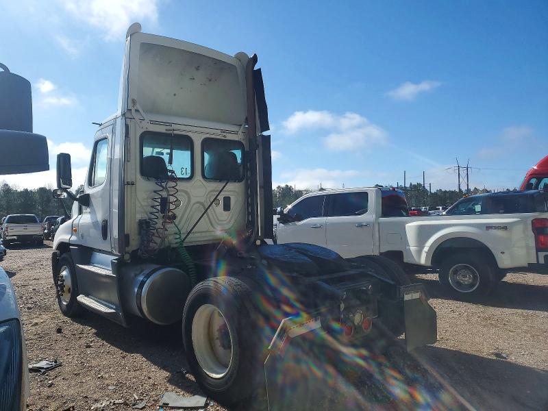 2016 Freightliner Cascadia 125 VIN 1FUBGEDV3GLHC5647 COPART salvage auction — MINOR DENT/SCRATCHES, IN - CERTIFICATE OF TITLE, sold $5,000 on 2026-07-28 (photo 3)