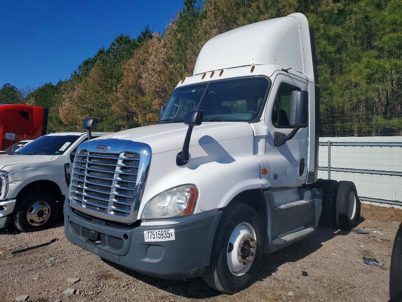 2016 Freightliner Cascadia 125 VIN 1FUBGEDV3GLHC5647 COPART salvage auction — MINOR DENT/SCRATCHES, IN - CERTIFICATE OF TITLE, sold $5,000 on 2026-07-28 (photo 2)
