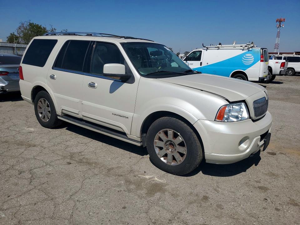 2004 Lincoln townhouse Navigator VIN 5LMFU27R34LJ37915 COPART salvage auction — MINOR DENT/SCRATCHES, CA - DIS/DLR/EXP ONLY CLEAN TITLE (P), sold $500 on 2026-07-27 (photo 4)