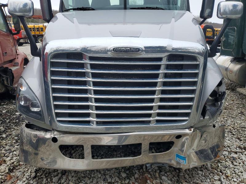 2019 Freigliner All other VIN 3AKJGEFG9KSKR8516 COPART salvage auction — SIDE, CT, sold $4,700 on 2026-08-25 (photo 7)