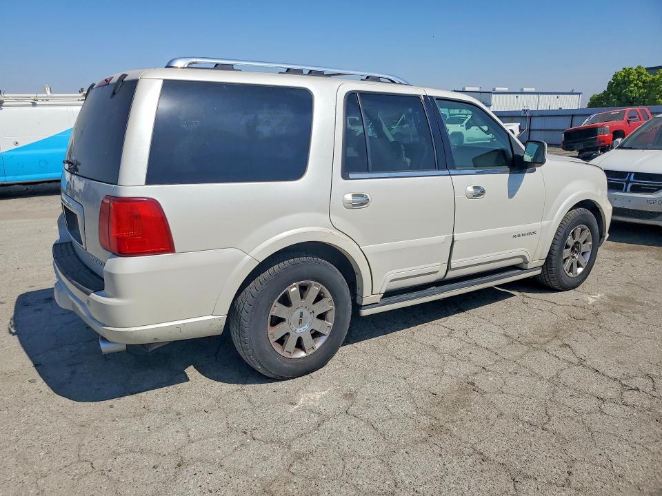 2004 Lincoln townhouse Navigator VIN 5LMFU27R34LJ37915 COPART salvage auction — MINOR DENT/SCRATCHES, CA - DIS/DLR/EXP ONLY CLEAN TITLE (P), sold $500 on 2026-07-27 (photo 3)