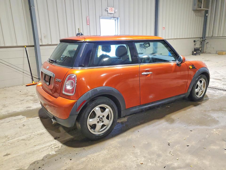 2011 Mini Cooper VIN WMWSU3C57BT251439 COPART salvage auction — NORMAL WEAR, Pa - Cert Of Title, sold $425 on 2026-08-05 (photo 3)