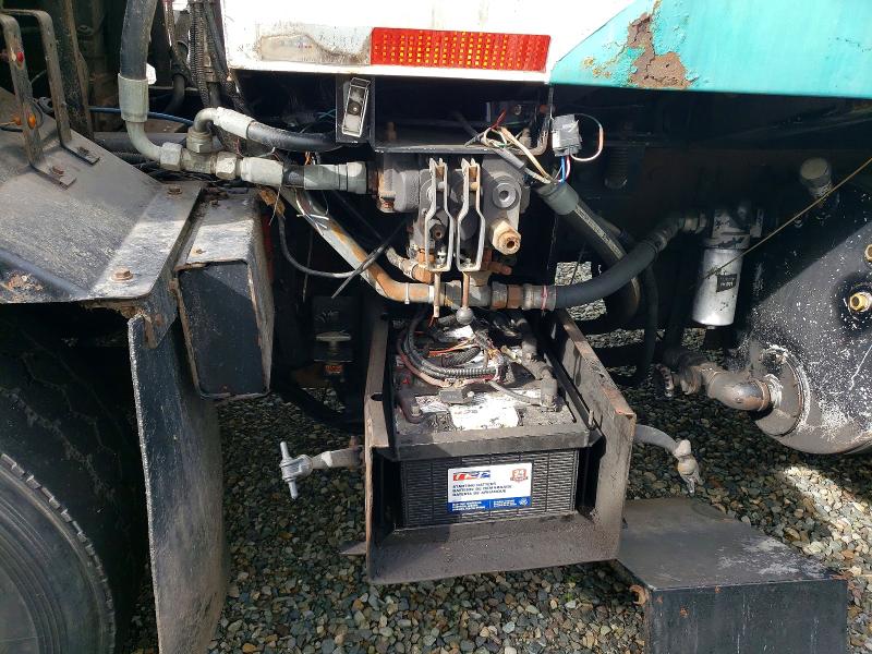 1998 Peterbilt All other VIN 1NPZH58X7WD710800 COPART salvage auction — MINOR DENT/SCRATCHES, FL - CERTIFICATE OF DESTRUCTION, sold $1,500 on 2026-07-31 (photo 6)